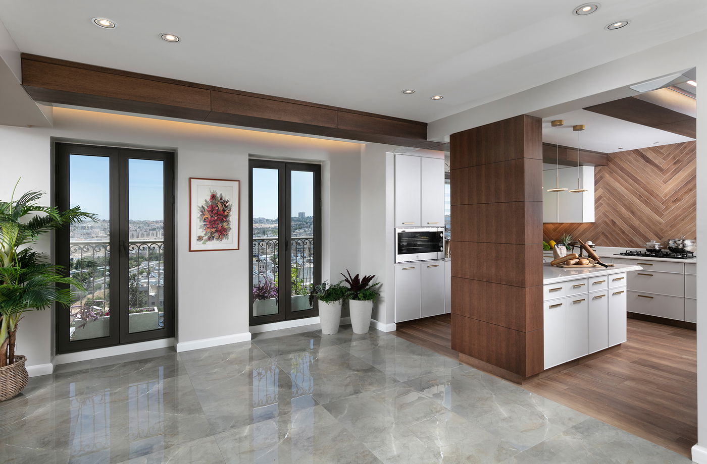 מראה העץ החמים גולש מתוך המטבח אל פני הסלון לשמירת הרצף העיצובי