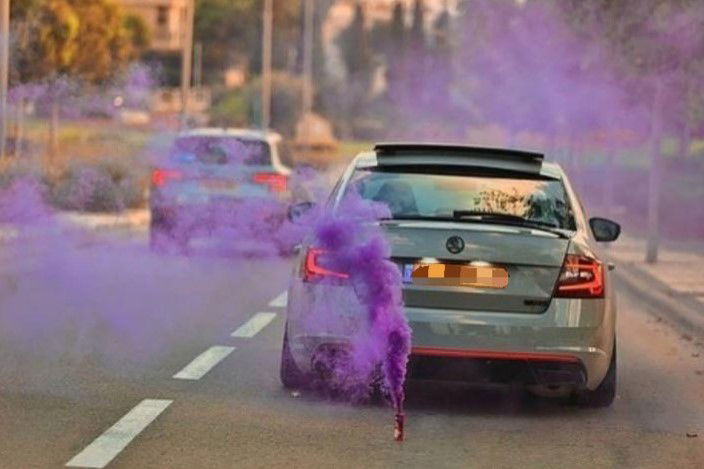תועד ברכב עם רימוני עשן צבעוניים ונעצר