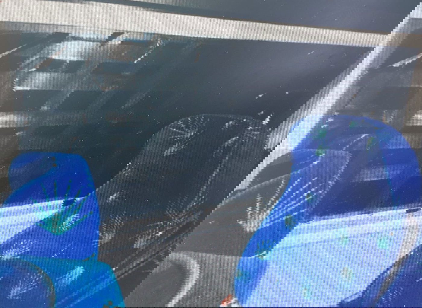 נערים מקַצְר אַ-סִּירּ  יידו אבנים על אוטובוסים