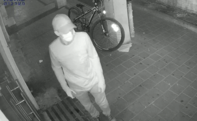 שורת פריצות לבתי עסק בבני ברק. צפו