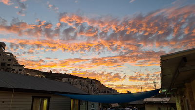 תיעוד מרהיב: שמים, עננים ו... שקיעה