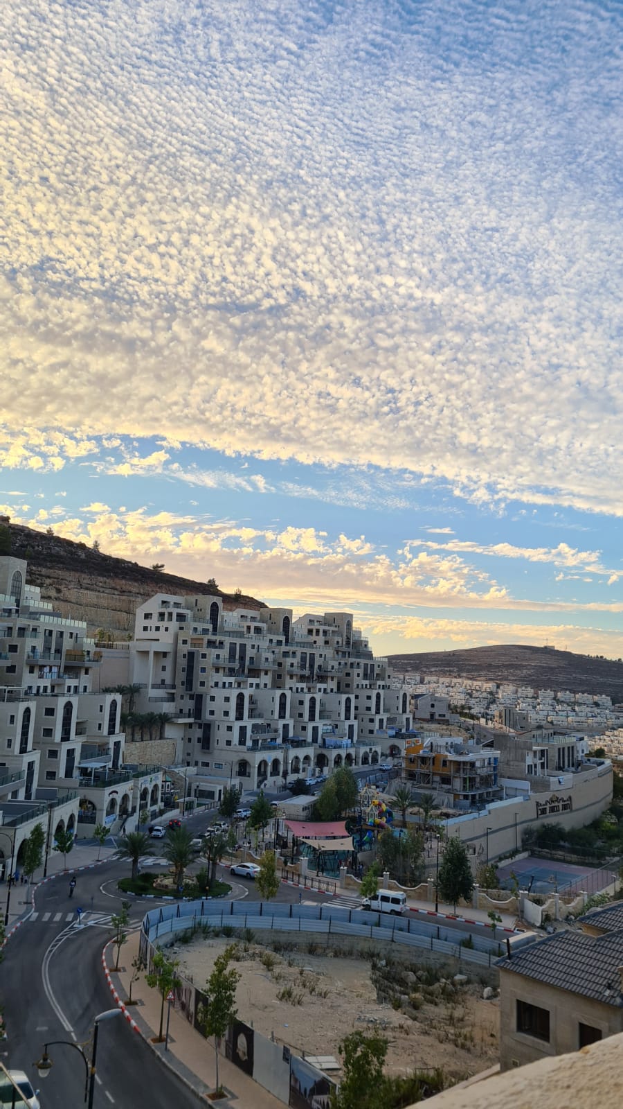 תיעוד מרהיב: שמים, עננים ו... שקיעה