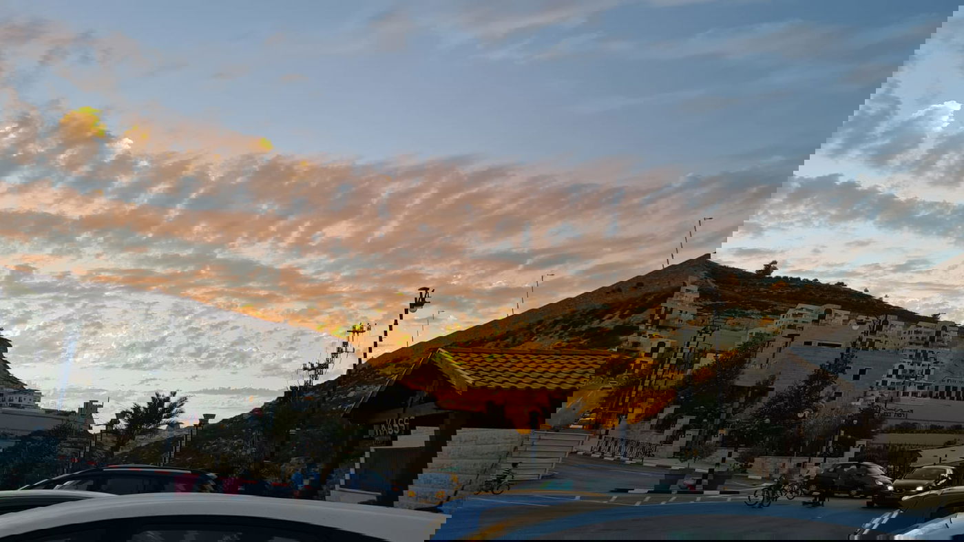 תיעוד מרהיב: שמים, עננים ו... שקיעה