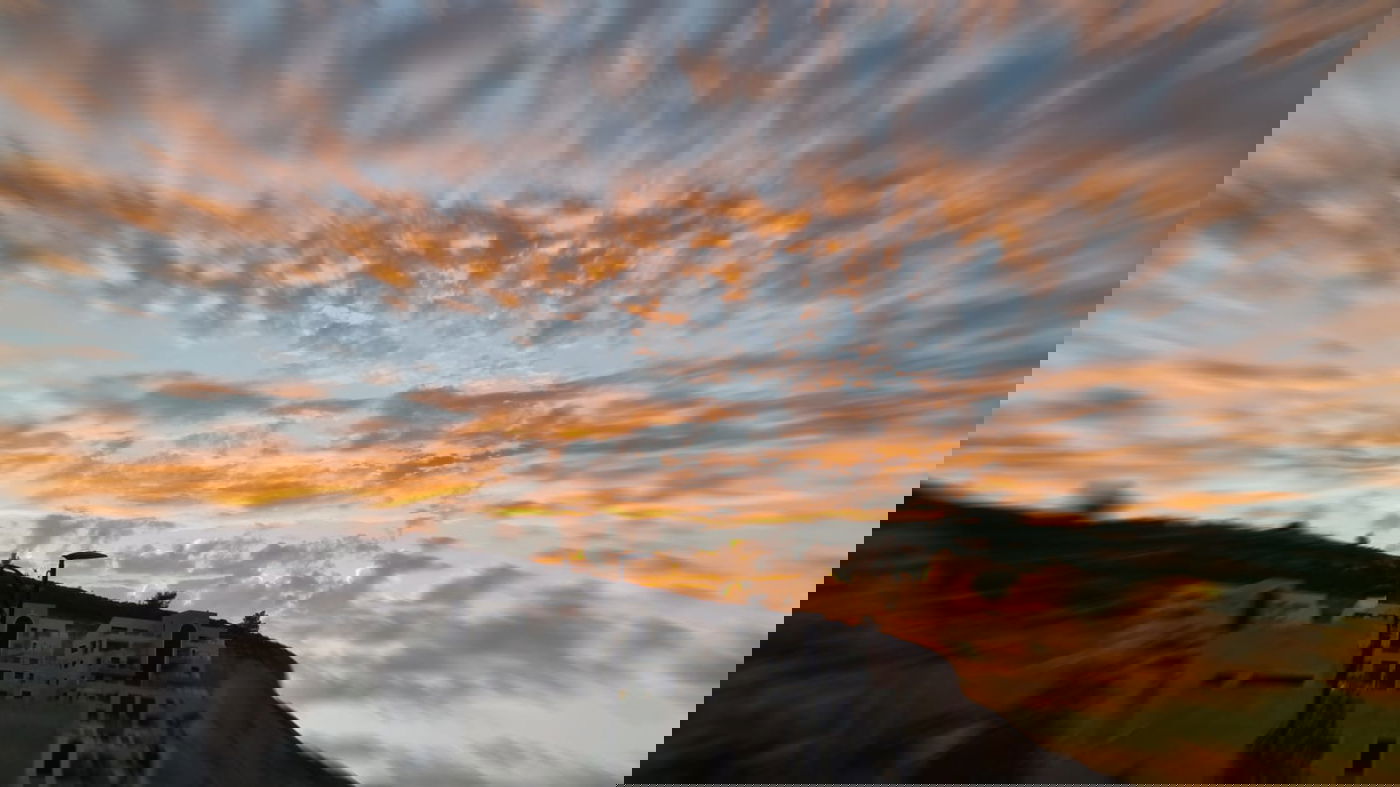 תיעוד מרהיב: שמים, עננים ו... שקיעה