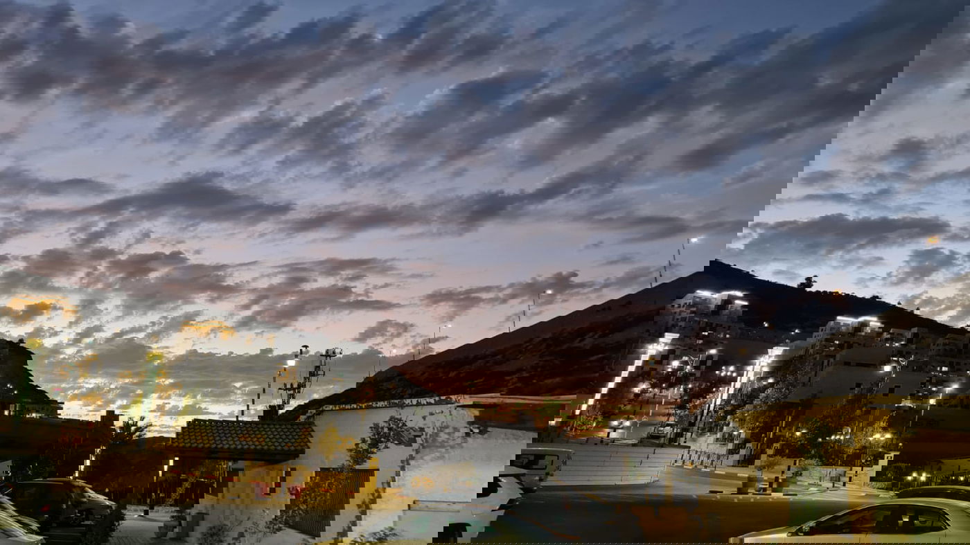 תיעוד מרהיב: שמים, עננים ו... שקיעה