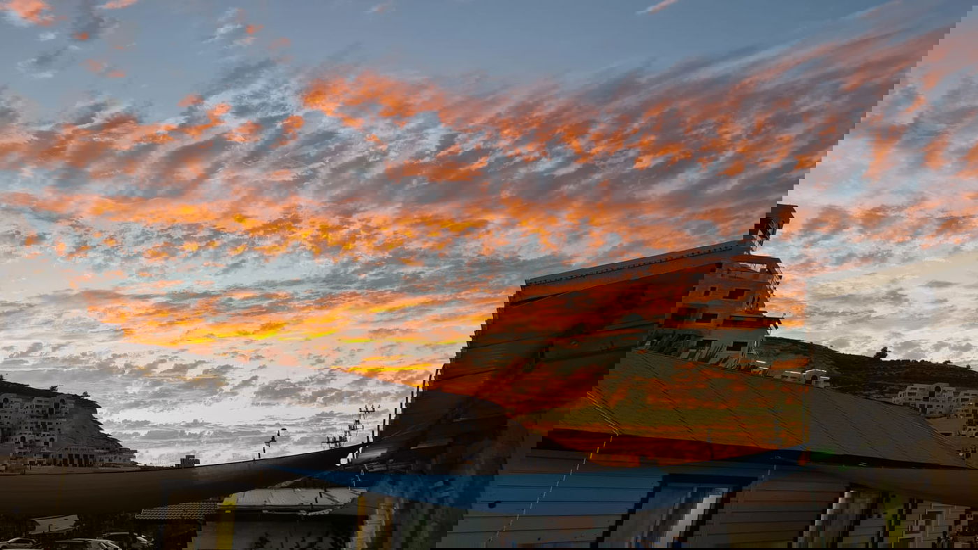 תיעוד מרהיב: שמים, עננים ו... שקיעה