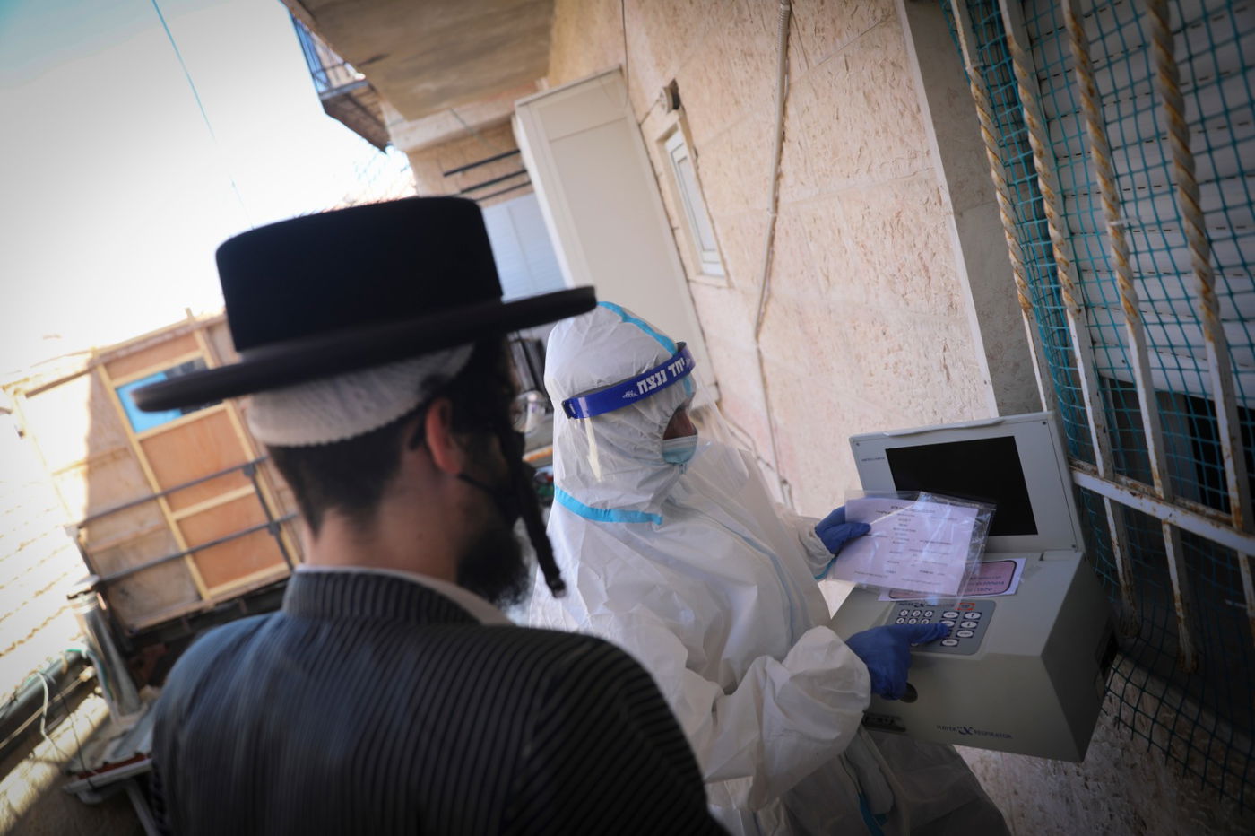 ממאה שערים, גם לחילונים: מטפלים בחולי קורונה - בבתים