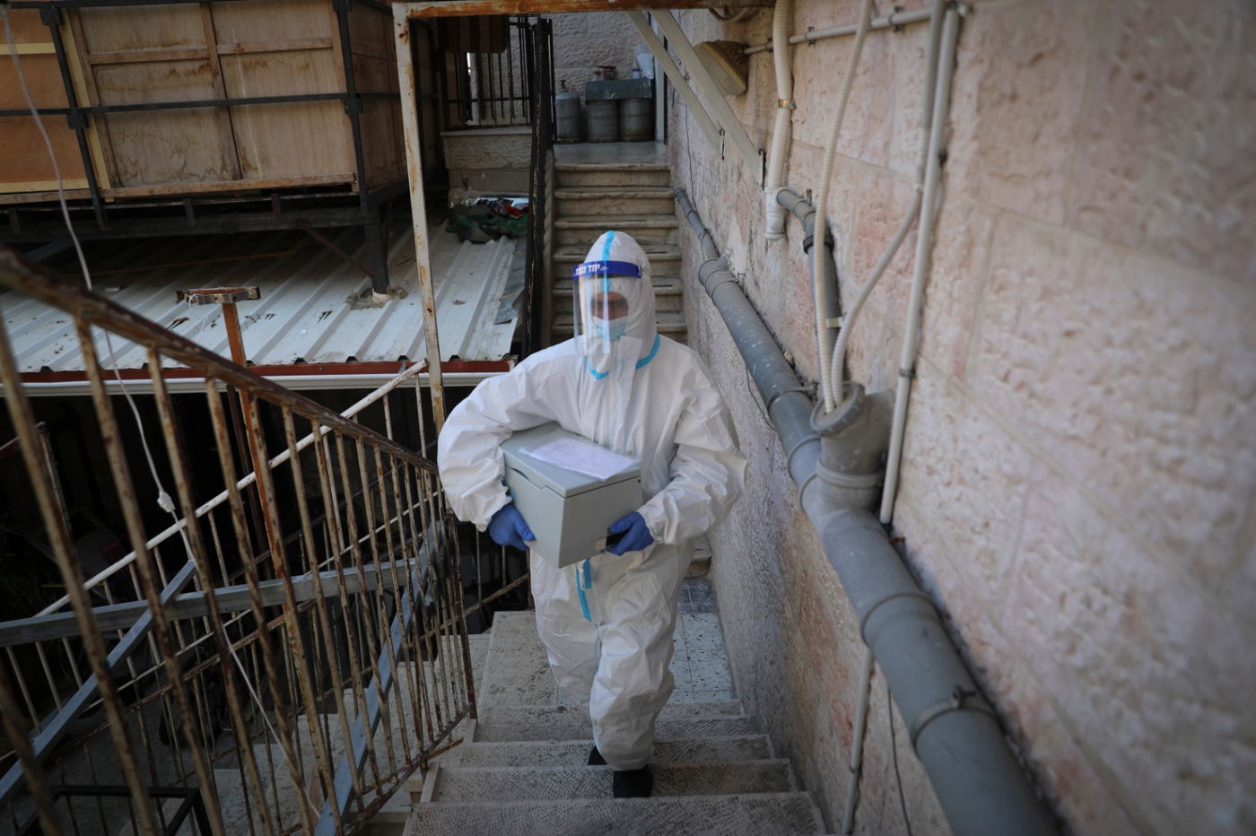 ממאה שערים, גם לחילונים: מטפלים בחולי קורונה - בבתים