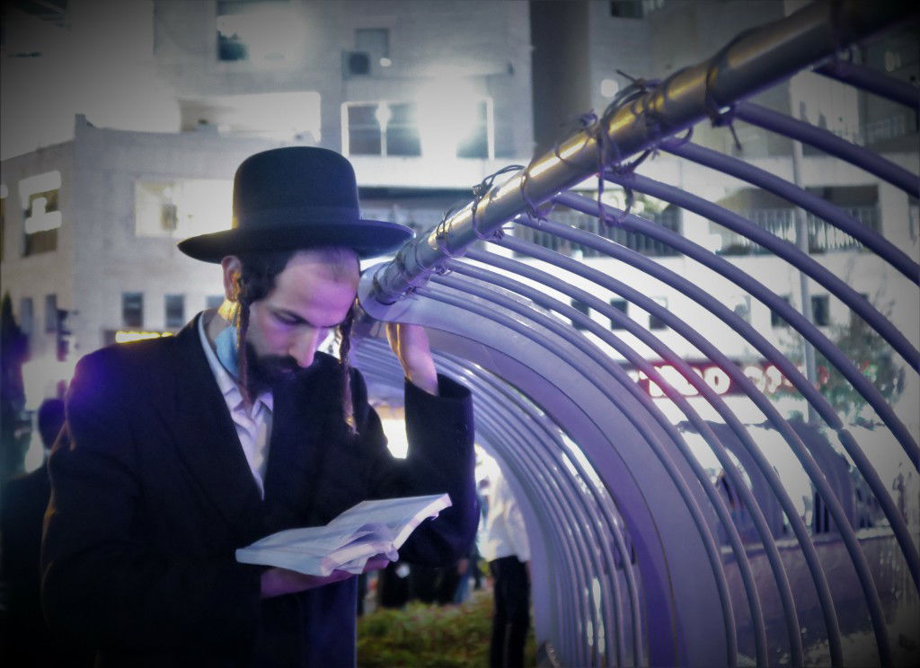 מאות הפגינו בביתר עילית נגד סגירת ת"תים