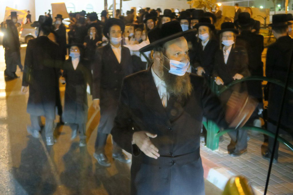 מאות הפגינו בביתר עילית נגד סגירת ת"תים