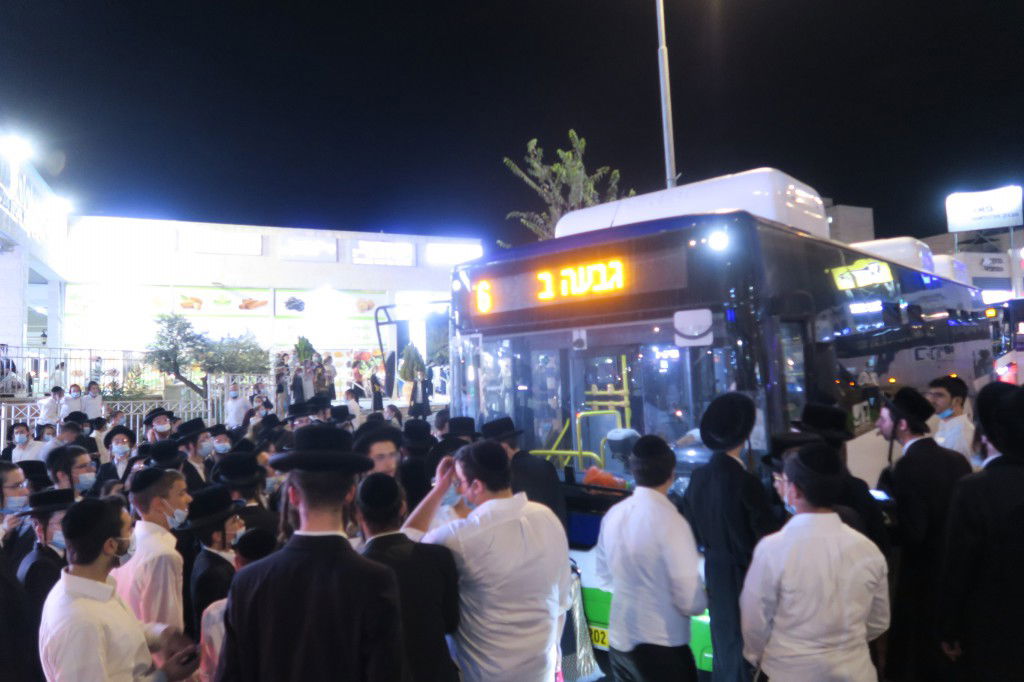 מאות הפגינו בביתר עילית נגד סגירת ת"תים