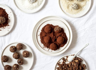 כדורי תמרים ופיסטוקים עם קקאו ואגוזים