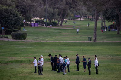 מתפללים בגן סאקר ביום חמישי