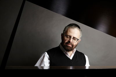 יוסי גרין מגיש: שלמה שמחה שר 'Here With Us'