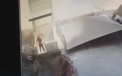 לא ייאמן: האדם יוצא בשלום מתוך ההריסות