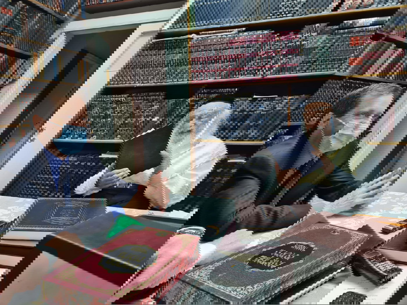 הרצוג מעניק את הספר לגרב"ד פוברסקי