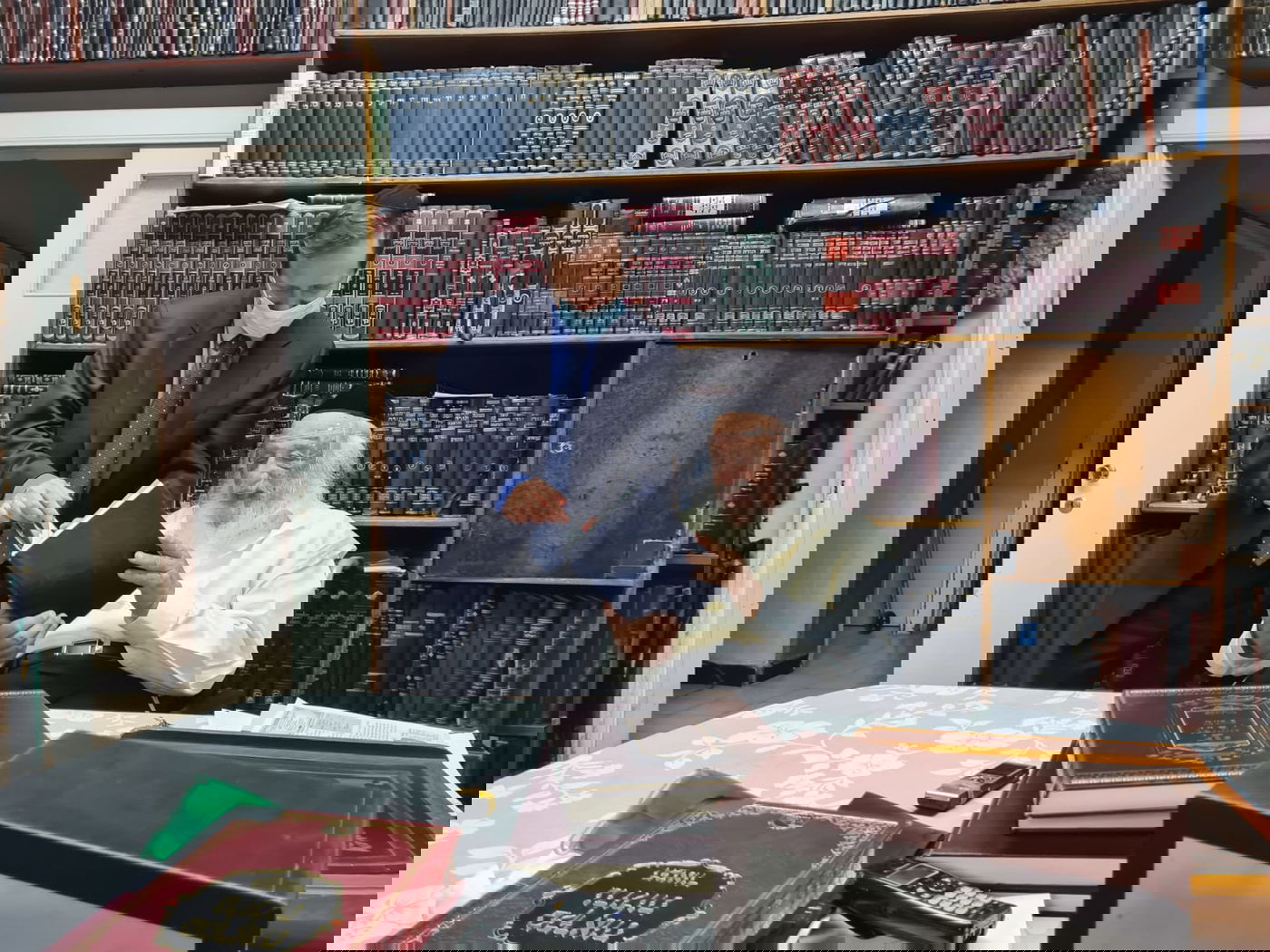 מרתק: יצחק בוז'י הרצוג עם הספר על 'אור הישר'