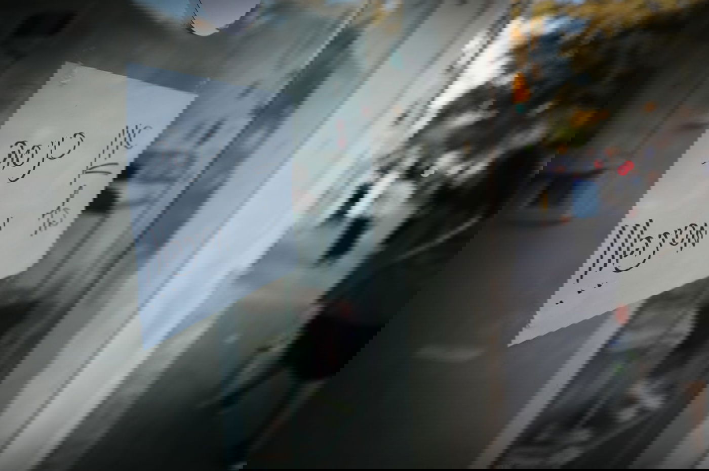 השלטים בכניסה לחנויות