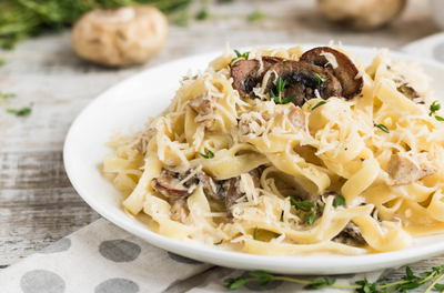 תתפלאו, אבל קלה להכנה: פסטה עם פטריות מקורמלות