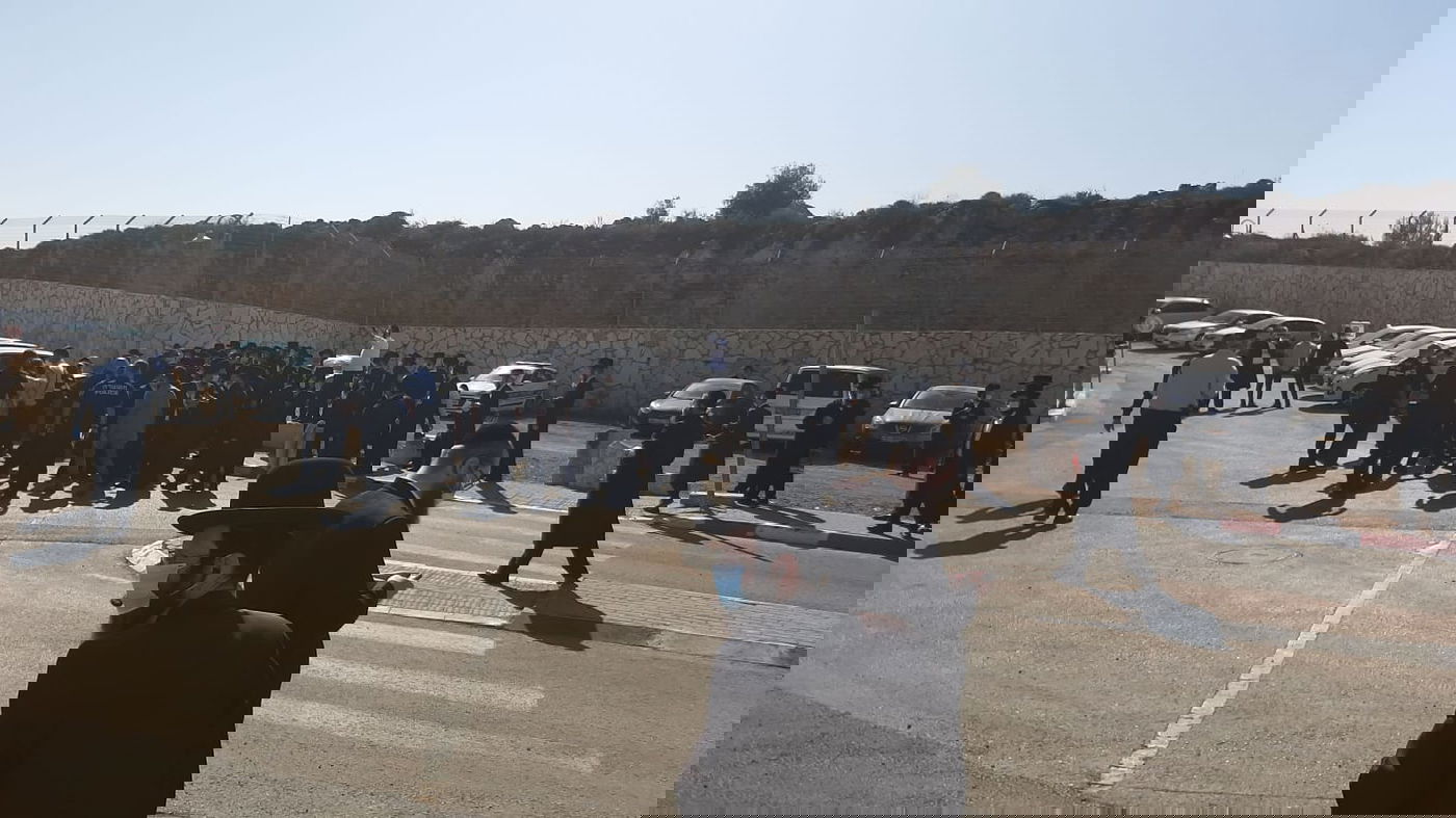 מנהל ת"ת זומן לחקירה; בן האדמו"ר מסלונים ליווה אותו לתחנה