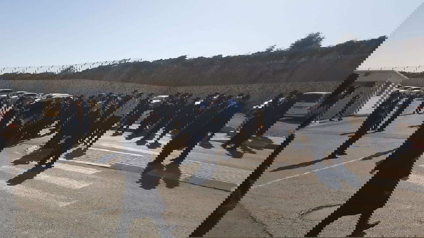 מנהל ת"ת זומן לחקירה; בן האדמו"ר מסלונים ליווה אותו לתחנה