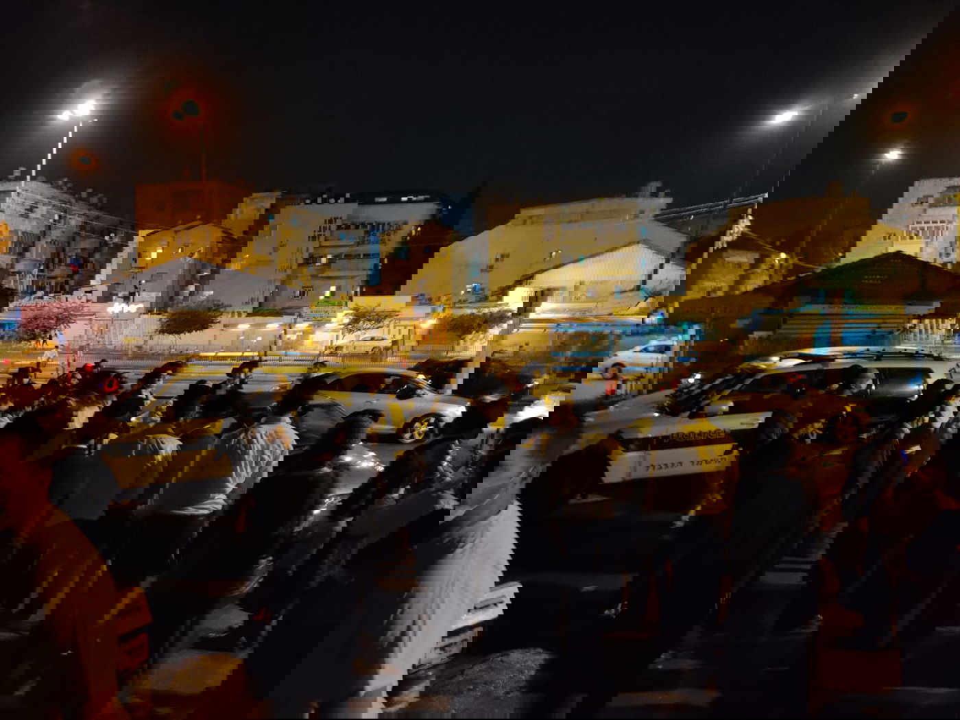 הרב עדס והמתפללים