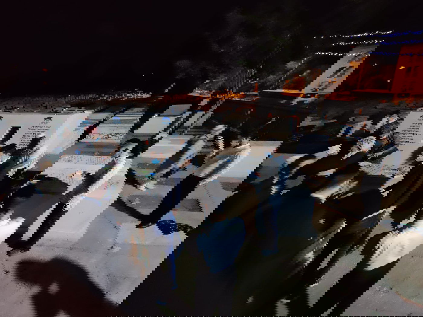 המתפללים ליד הציון