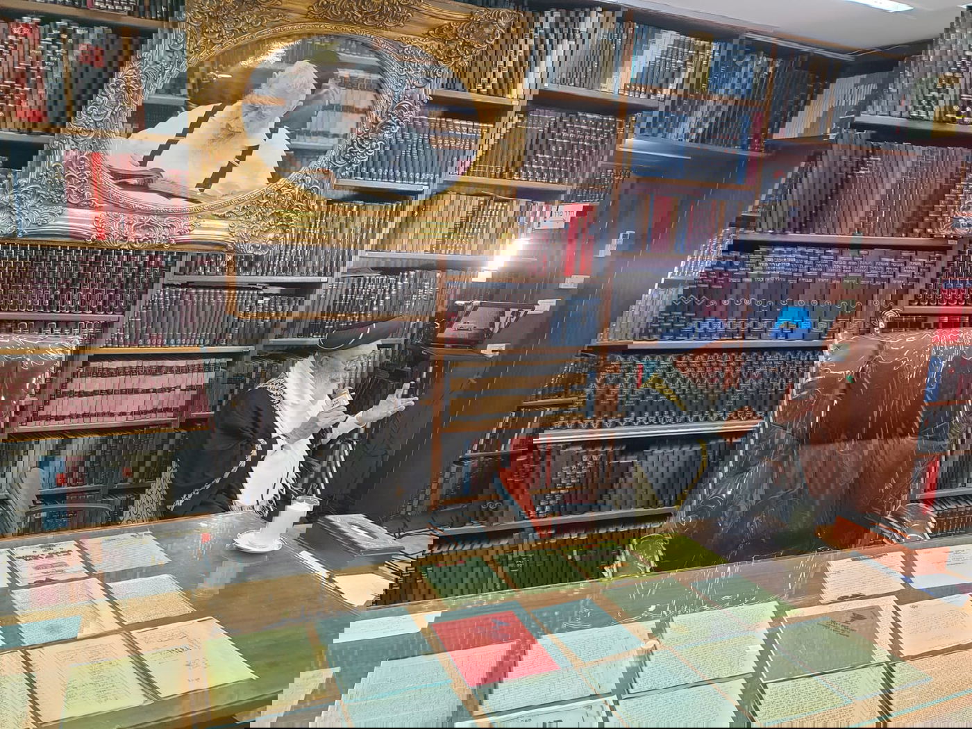 הראשל"צ הגר"ש עמאר בחדרו של מרן זצ"ל