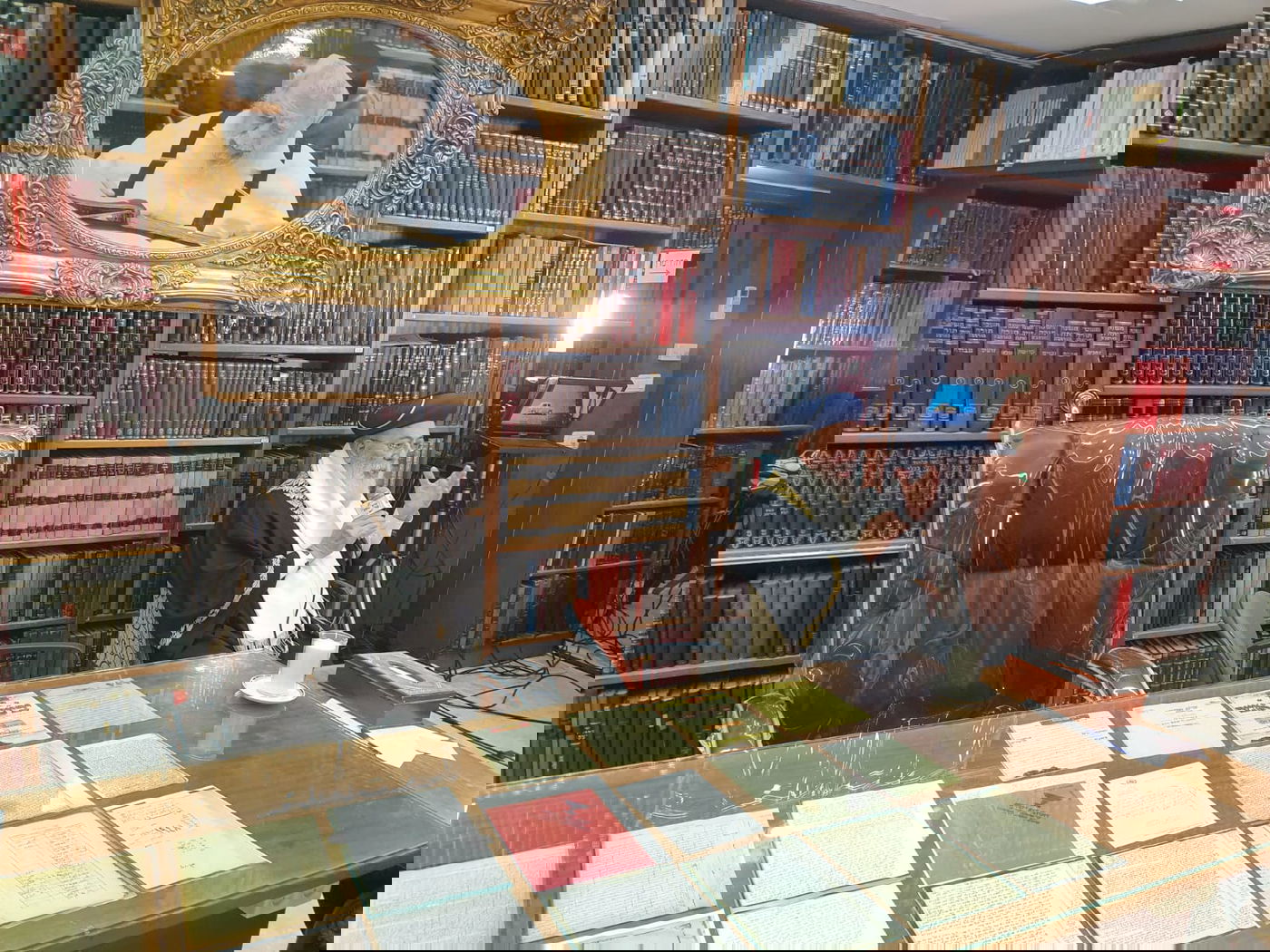 הראשל"צ הגר"ש עמאר בחדרו של מרן זצ"ל