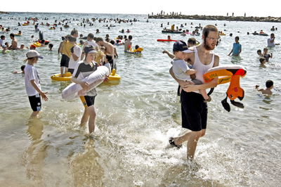 חוף הים בתל אביב. בווידאו: השרה רגב בפגישה בעיריית בני ברק