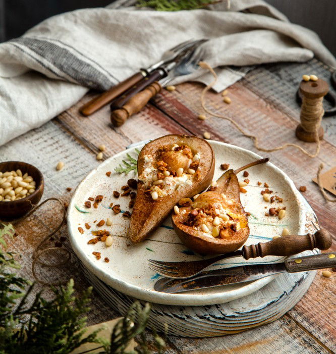 אגסים אפויים עם קראמבל שקדים ומייפל