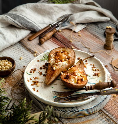 אגסים אפויים עם קראמבל שקדים ומייפל