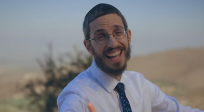 שמחה פרידמן מחדש את הלהיט "לא ימלט"