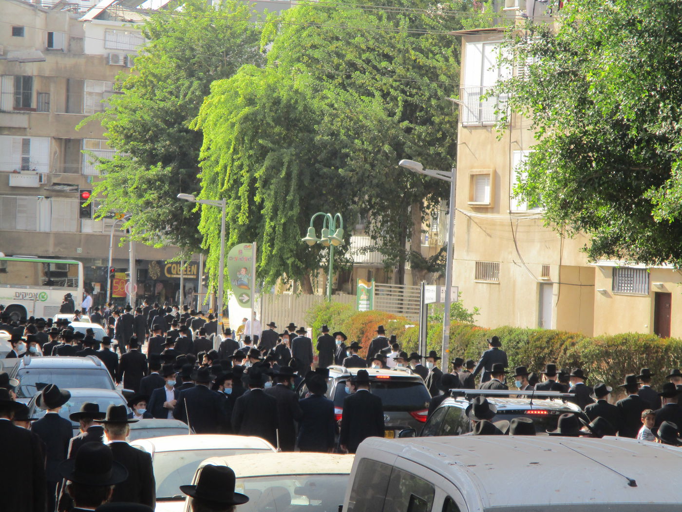 הגאון רבי דב זקס זצ"ל הובא למנוחות. צפו