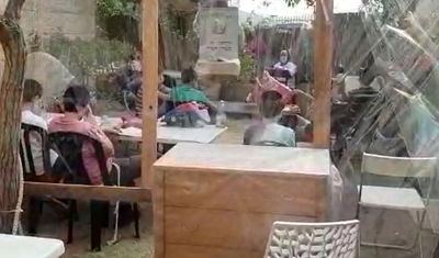 בחצרות, בגנים ובחניונים: הילדים המתמידים