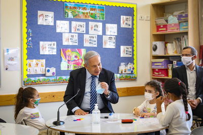 נתניהו עם ילדים - בזמן קורונה