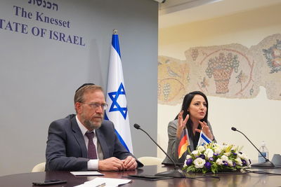 בראש הקבוצה: יצחק פינדרוס וע'דיר כמאל מריח