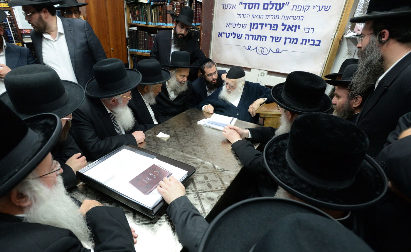 הגר"י פרידמן זצ"ל לימינו של מרן הגר"ח קנייבסקי