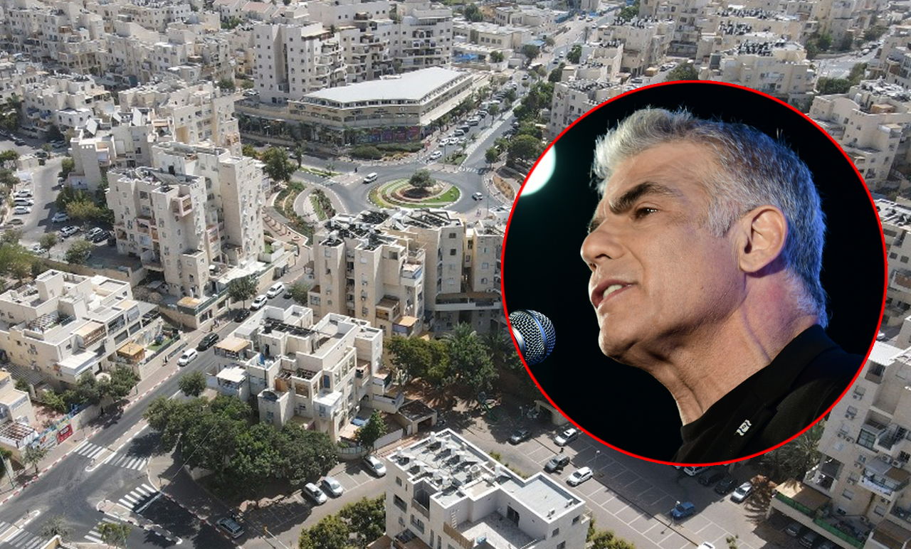 יאיר לפיד על רקע העיר אלעד