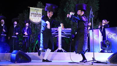 אהרל'ה סאמט ו'מלכות' במחרוזת לכבוד החתן המלחין