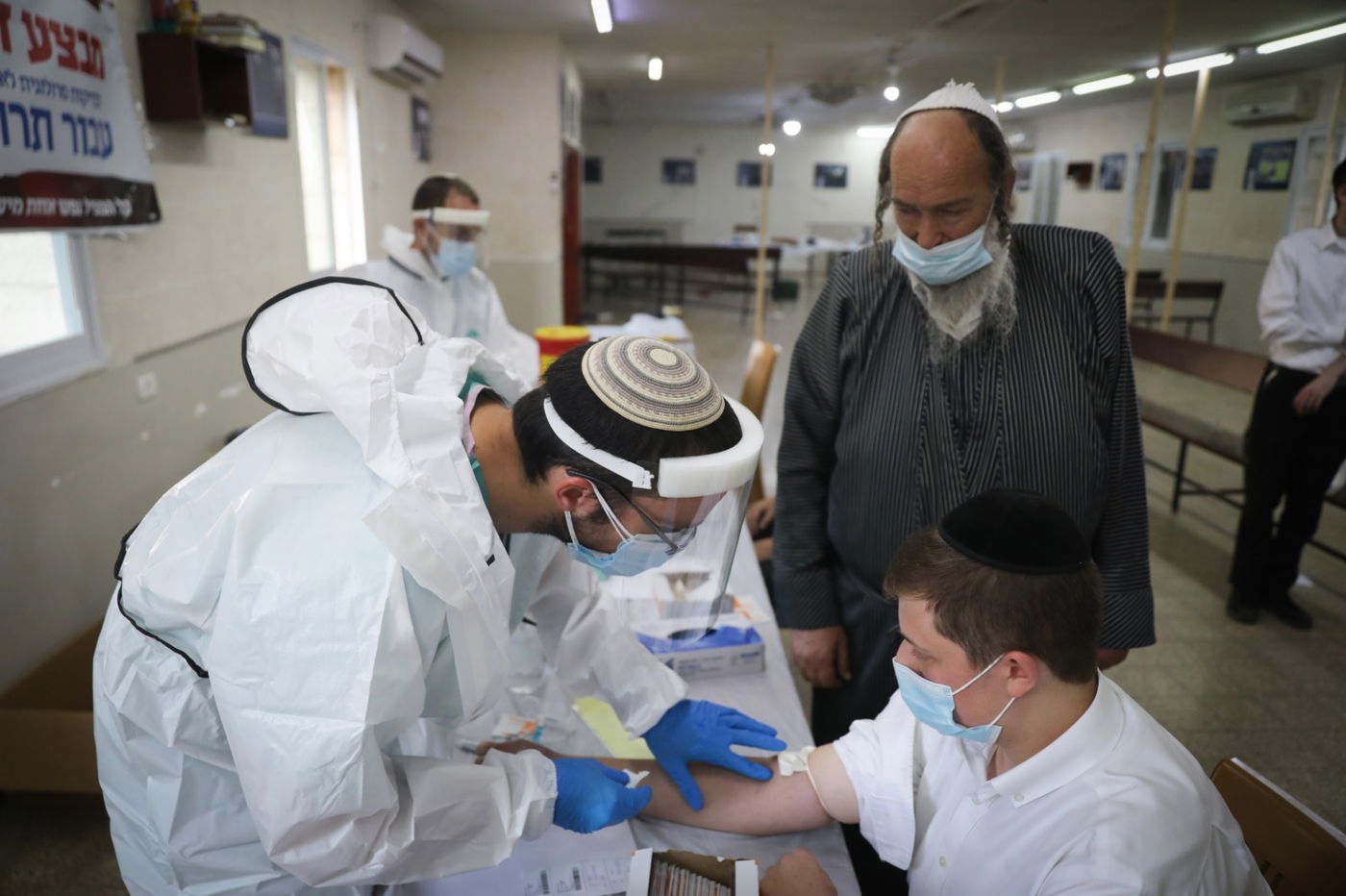 תיעוד: תלמידי הישיבות שהחלימו מקורונה תרמו את דמם כפלאזמות לחולים