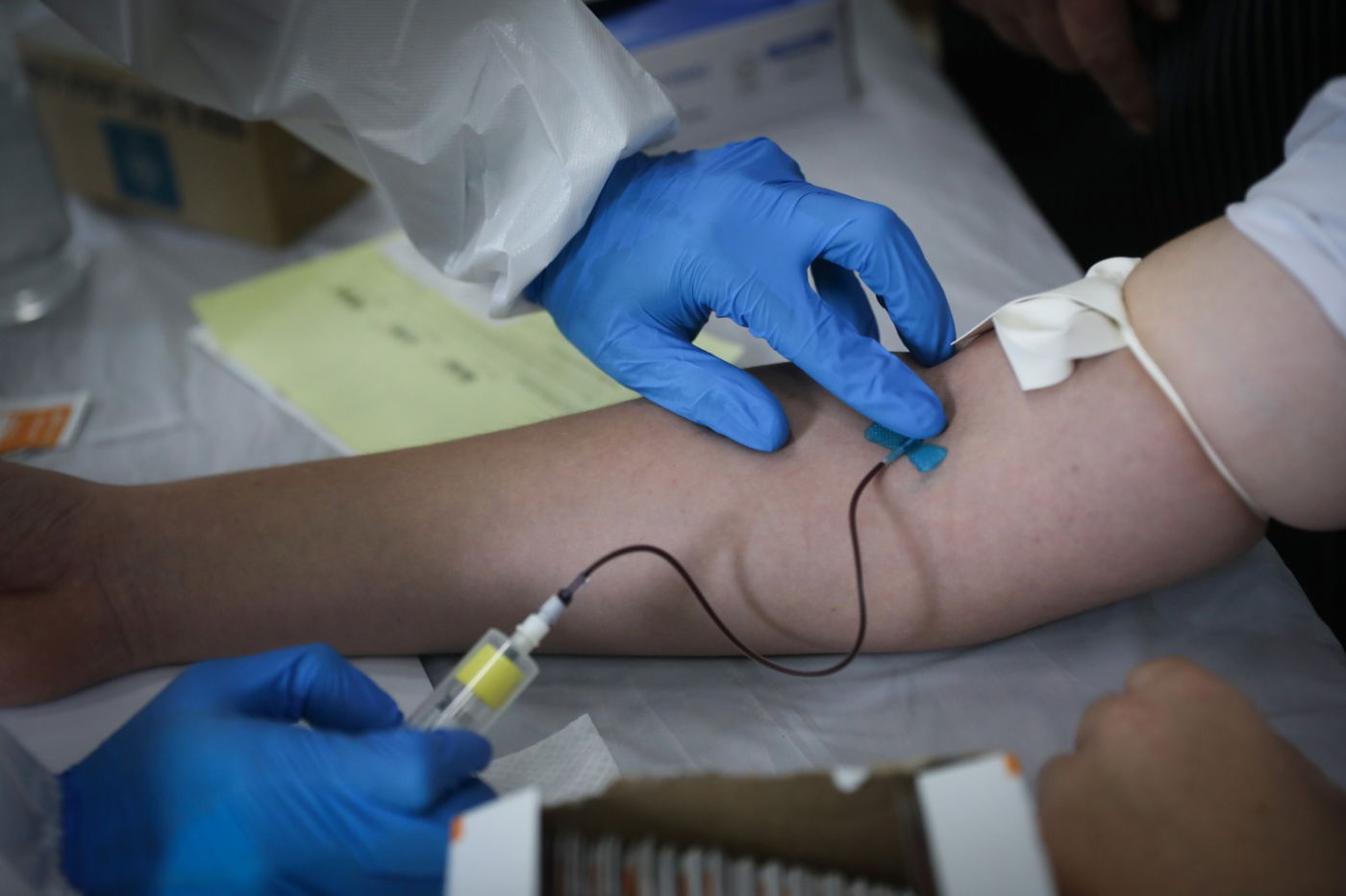 תיעוד: תלמידי הישיבות שהחלימו מקורונה תרמו את דמם כפלאזמות לחולים