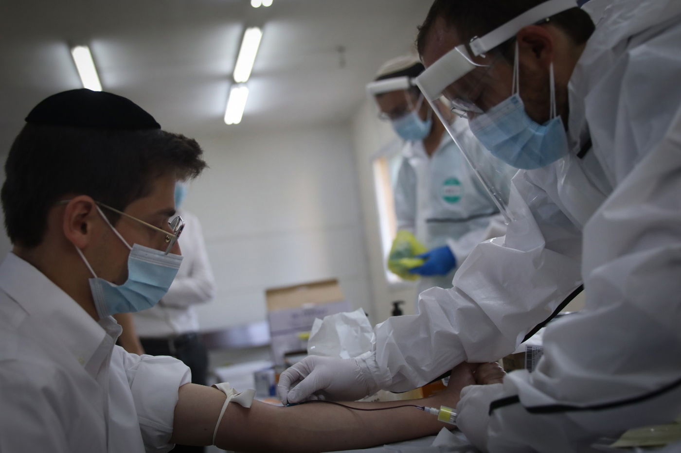 תיעוד: תלמידי הישיבות שהחלימו מקורונה תרמו את דמם כפלאזמות לחולים