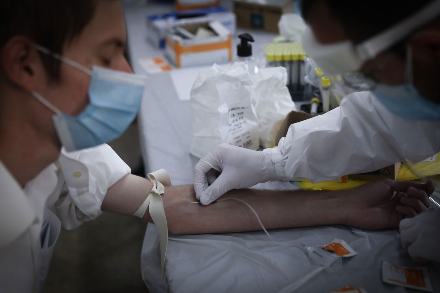 תיעוד: תלמידי הישיבות שהחלימו מקורונה תרמו את דמם כפלאזמות לחולים