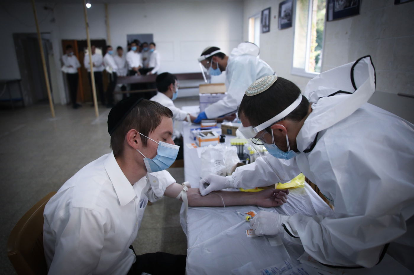 תיעוד: תלמידי הישיבות שהחלימו מקורונה תרמו את דמם כפלאזמות לחולים