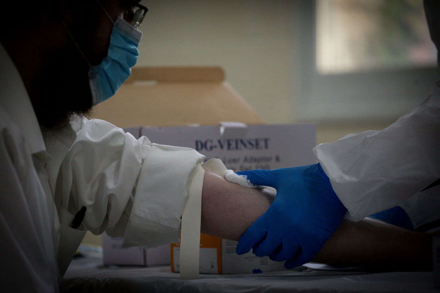 תיעוד: תלמידי הישיבות שהחלימו מקורונה תרמו את דמם כפלאזמות לחולים