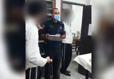 שוטרים סוגרים בית כנסת