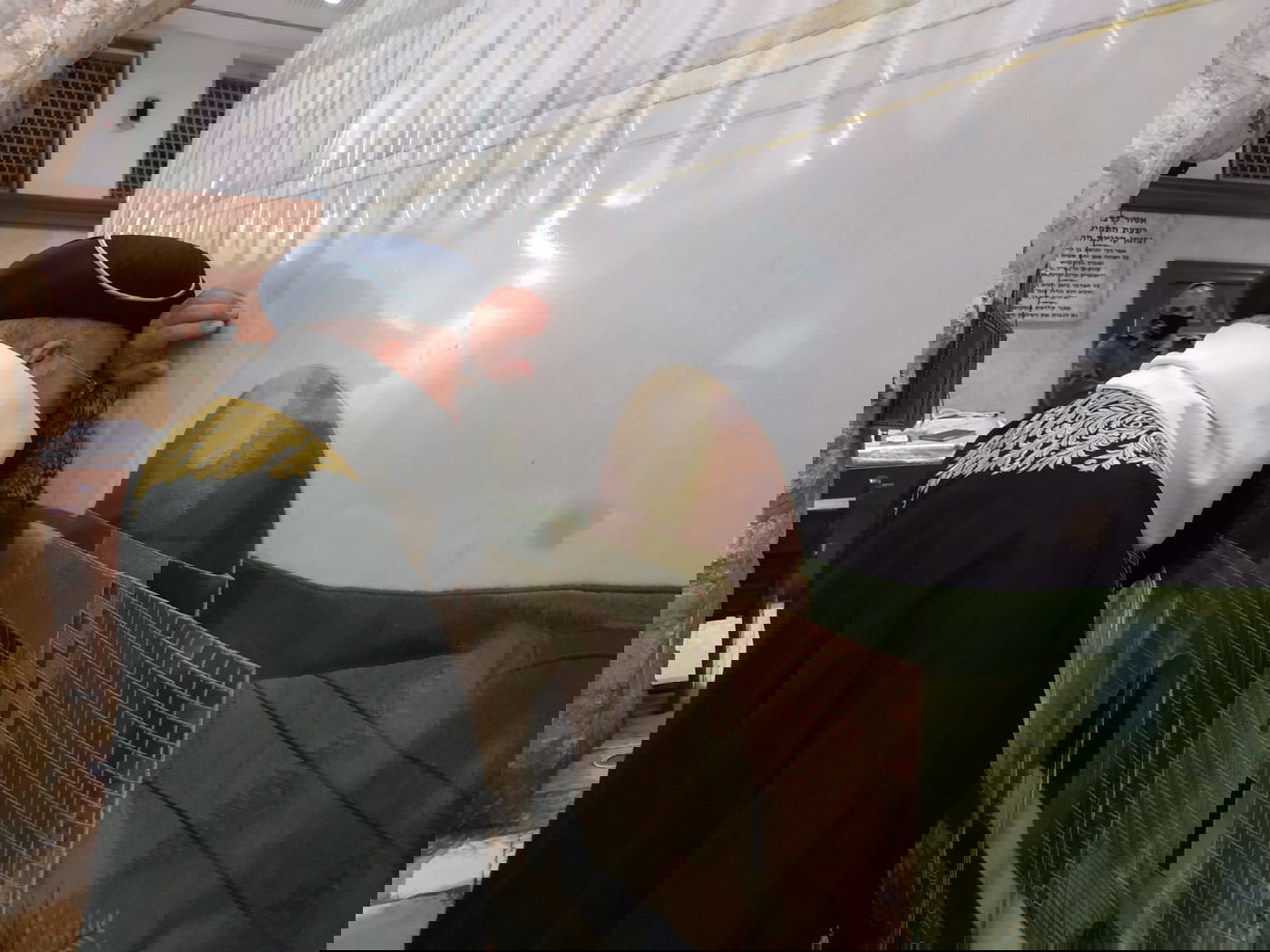 הראשון לציון הגר"ש עמאר ביכה בדמעות בקבר רחל