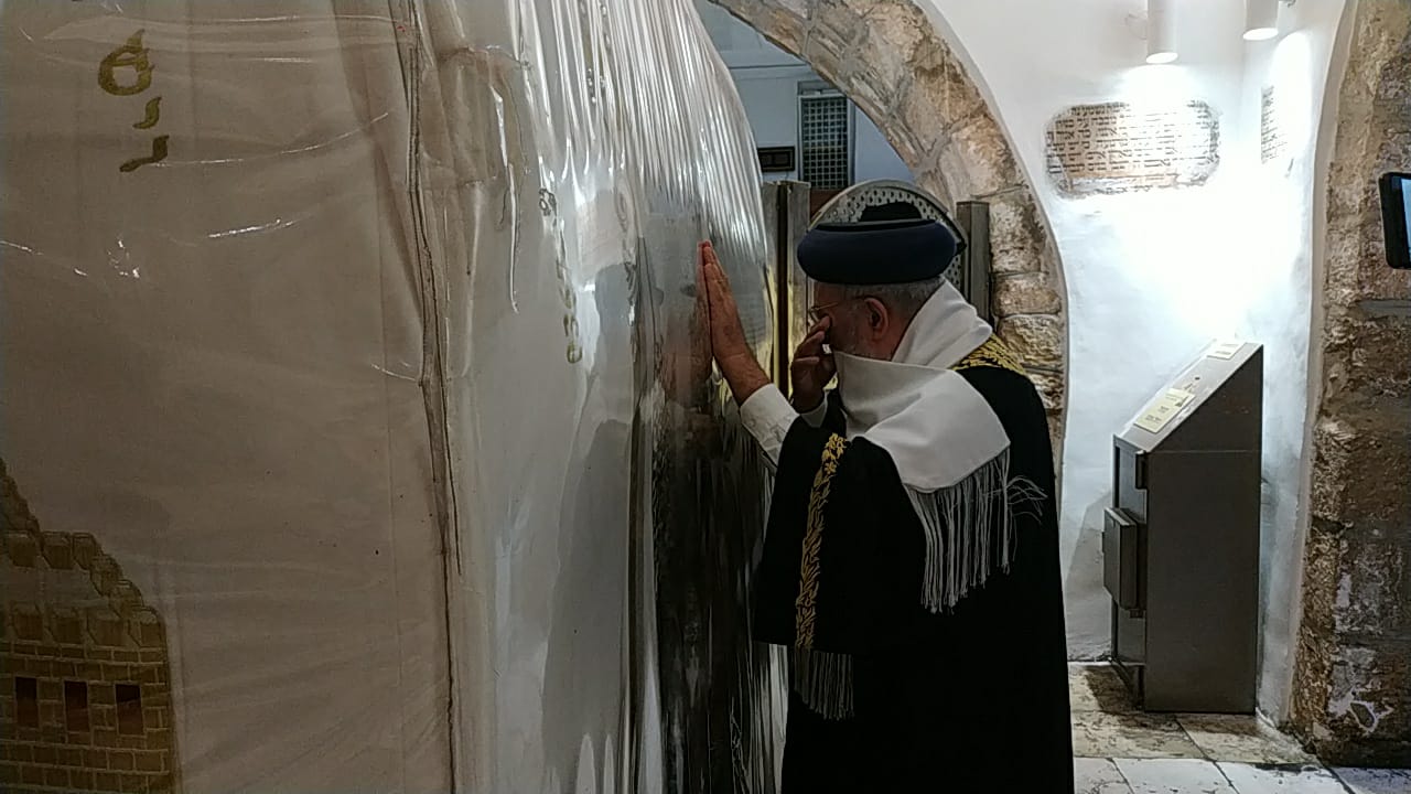 הראשון לציון הגר"ש עמאר ביכה בדמעות בקבר רחל