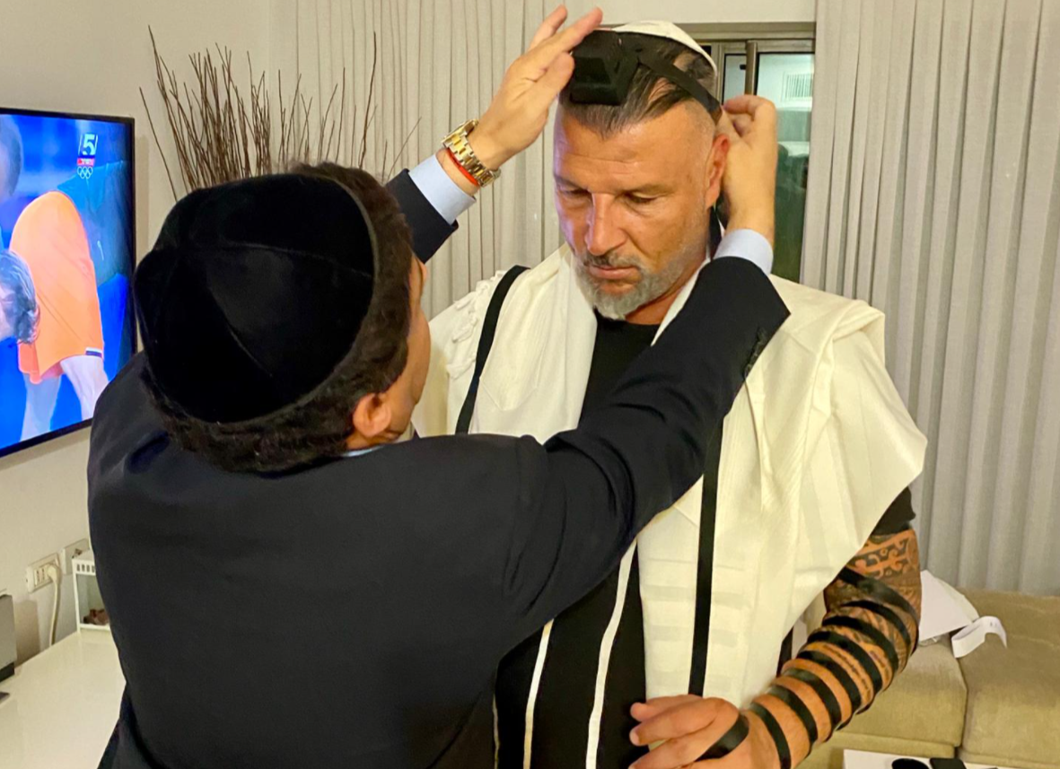 איציק זוהר חגג יום הולדת עם ציצית ותפילין